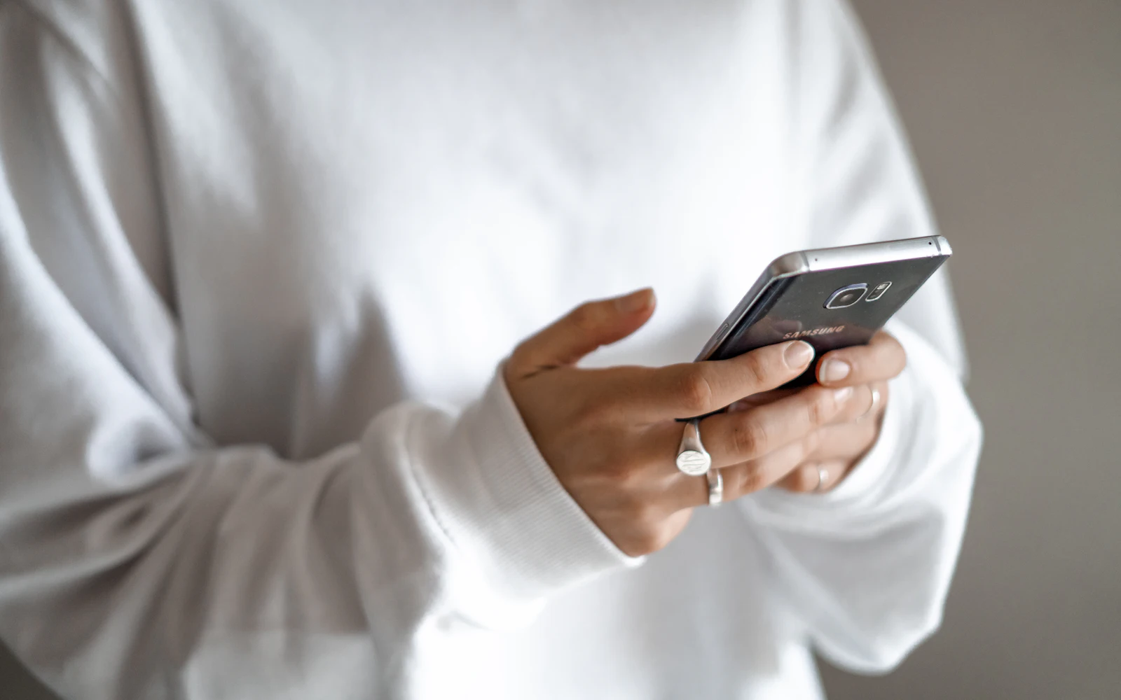 Mobiilisovellusta käytetään älypuhelimella aidossa käyttötilanteessa